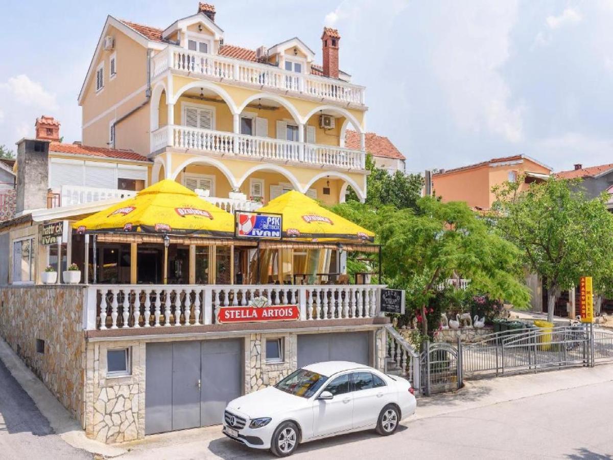 Apartments Smilje I Maslina Горни-Карин Экстерьер фото