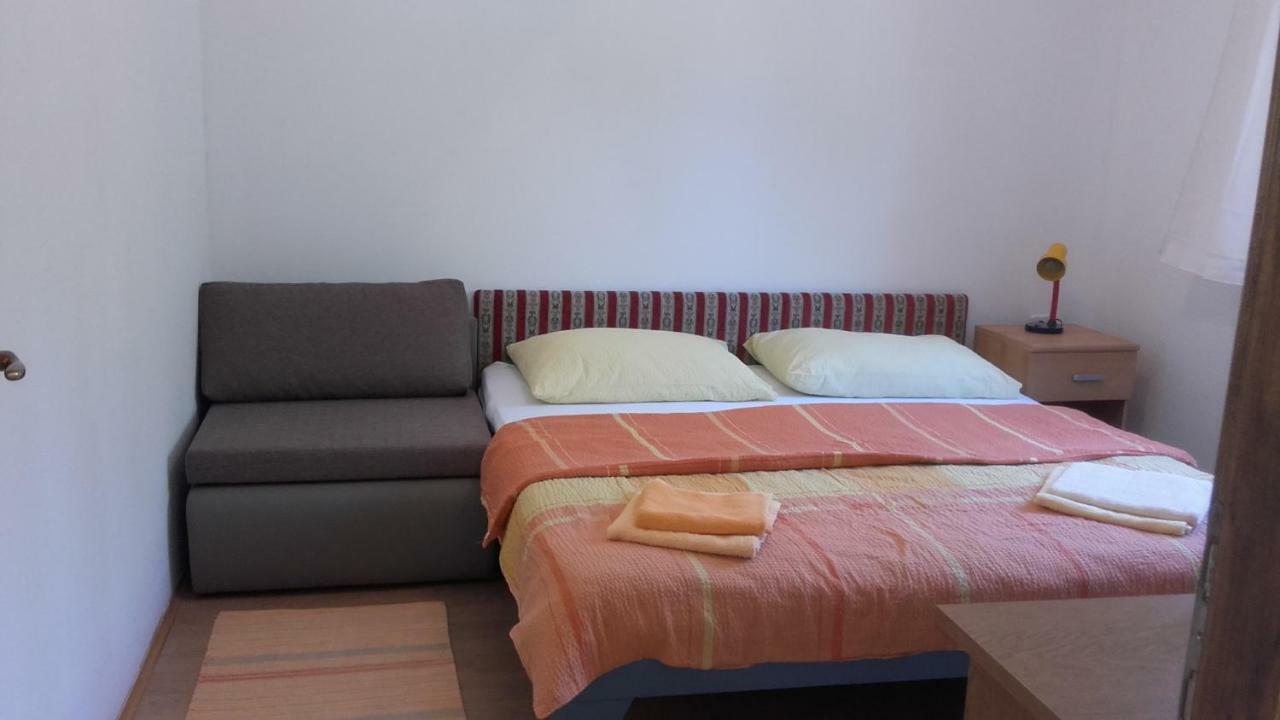 Apartments Smilje I Maslina Горни-Карин Экстерьер фото